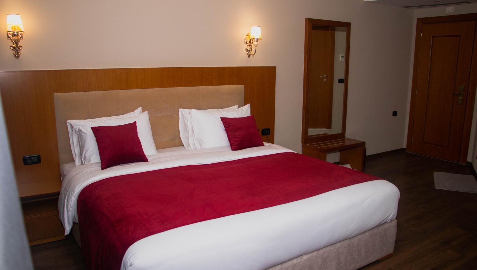 Hotel Albanopolis 4*